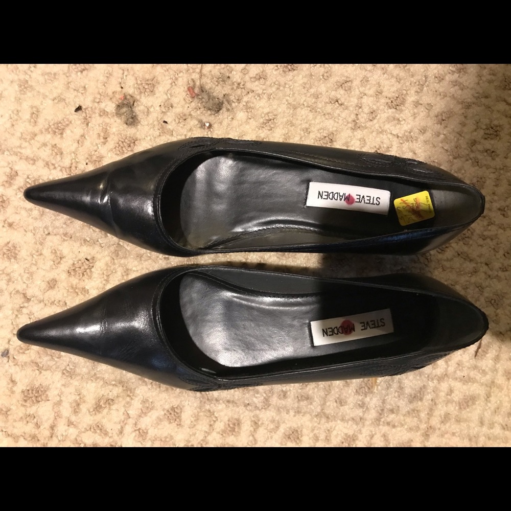 Low heeled pointy toe pumps.